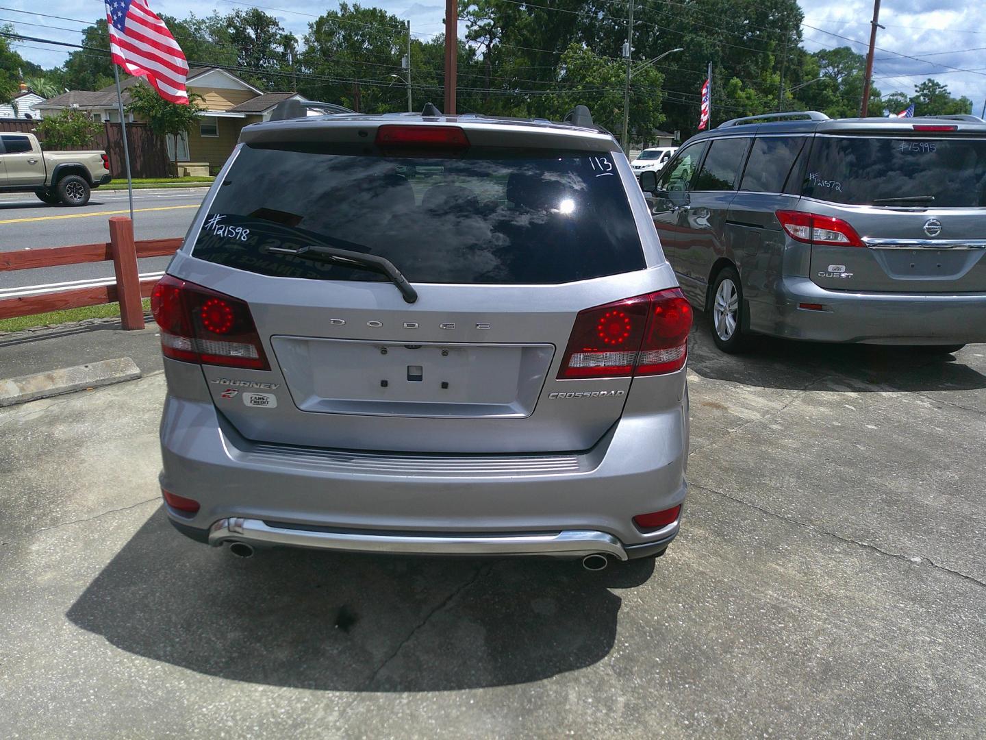 2018 GRAY DODGE JOURNEY CROSSROAD (3C4PDDGG3JT) , located at 1200 Cassat Avenue, Jacksonville, FL, 32205, (904) 695-1885, 30.302404, -81.731033 - Photo#3